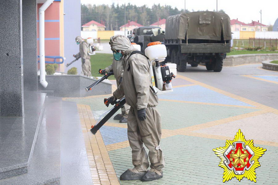 Военные химики дезинфицировали школы и детский сад в Боровлянах