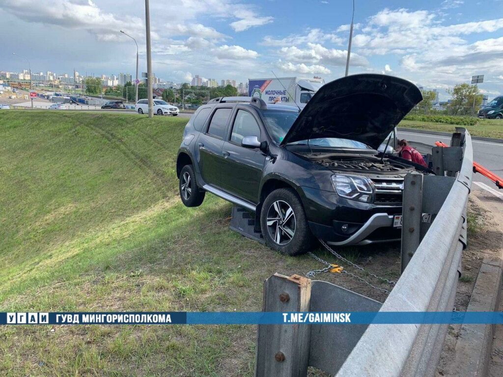 Renault врезался в отбойник на МКАД, водитель умер