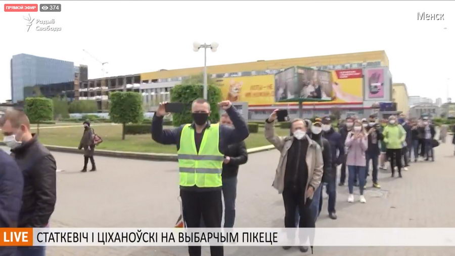 Около Комаровского рынка в Минске прошел пикет с участием Статкевича и Тихановского