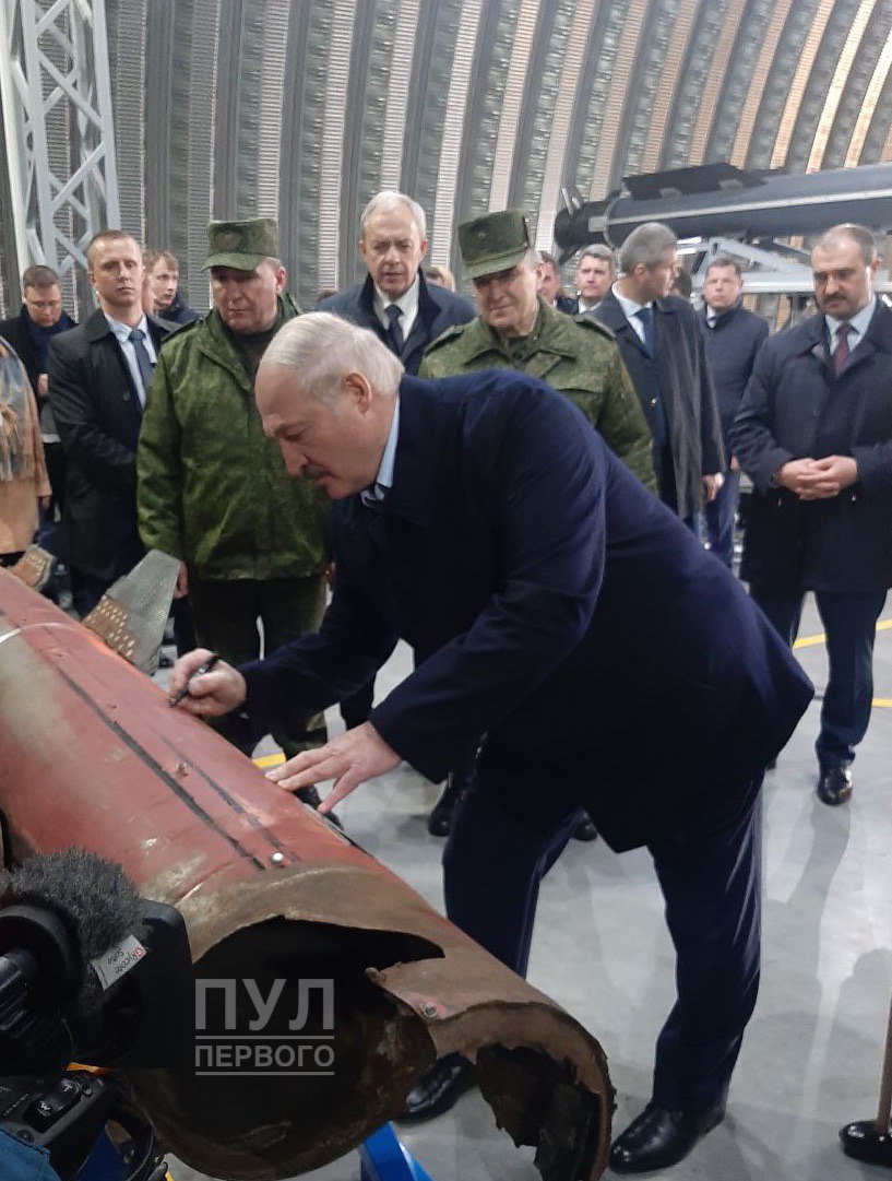 Фотофакт: Лукашенко расписался на ракете