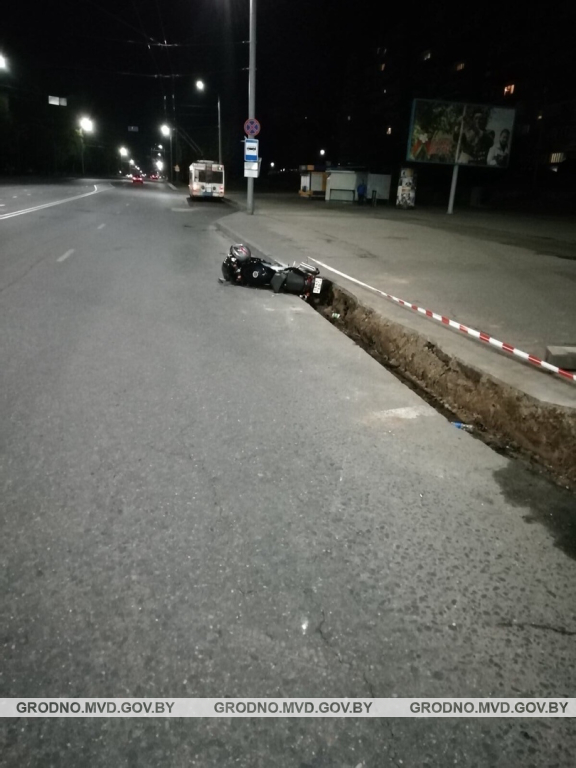 Мотоциклист влетел в легковушку в Гродно