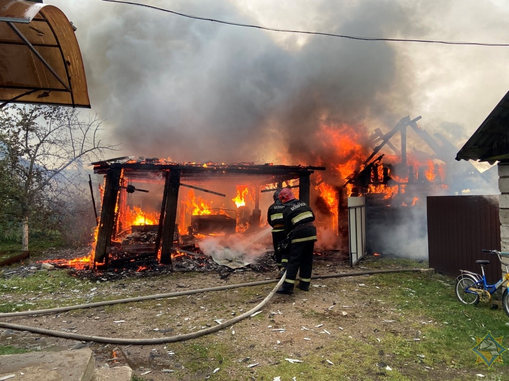 Молния подожгла хозпостройки в Докшицком районе