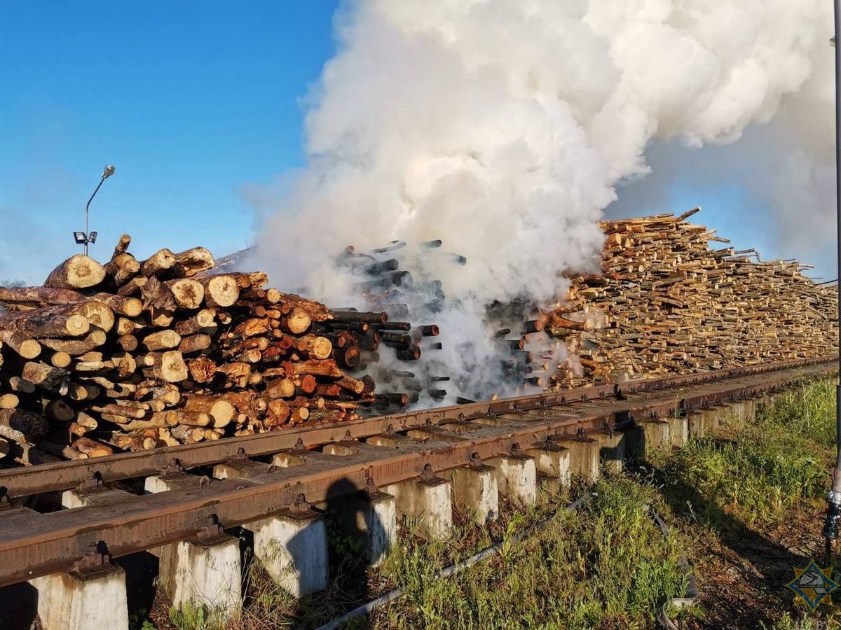 Пожарные потушили штабель древесины в Мостах