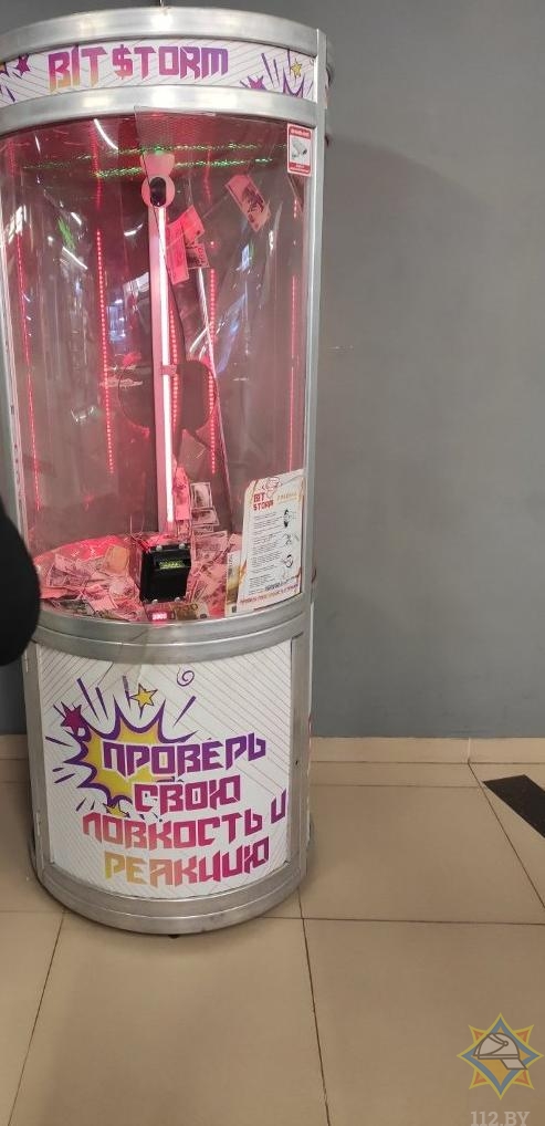 Минчанин застрял в игровом автомате в ТЦ "Скала"