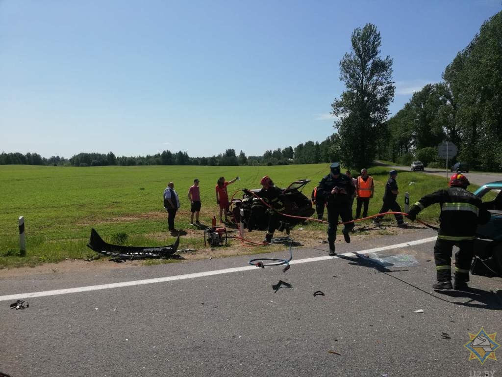 Спасатели деблокировали четырех пострадавших после ДТП в Витебском районе