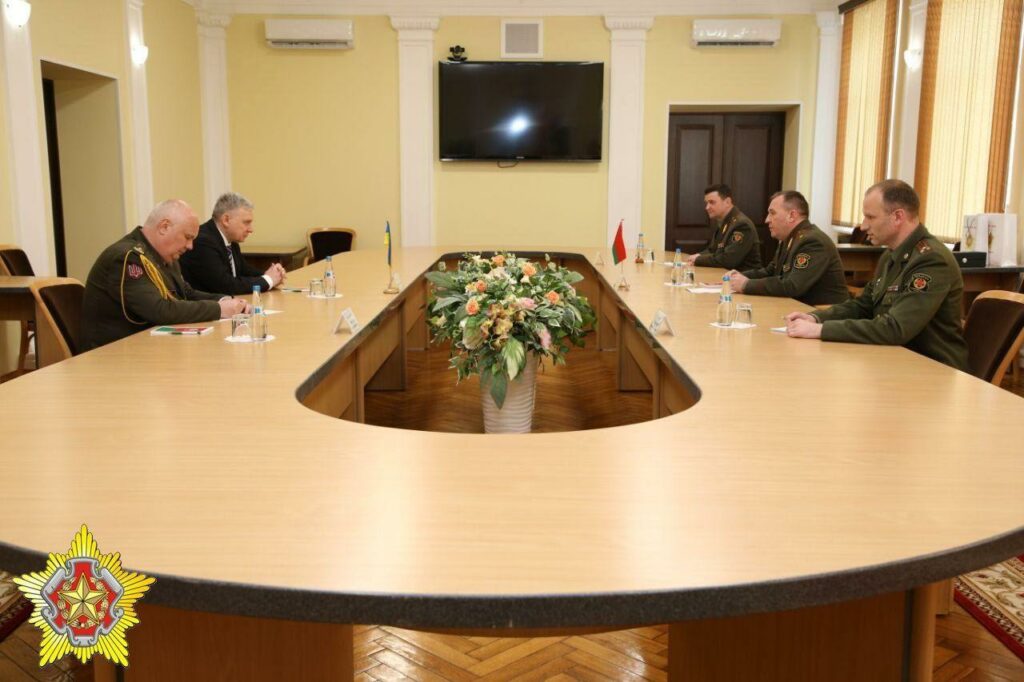 Министры обороны Беларуси и Украины обсудили военно-политическую обстановку в регионе