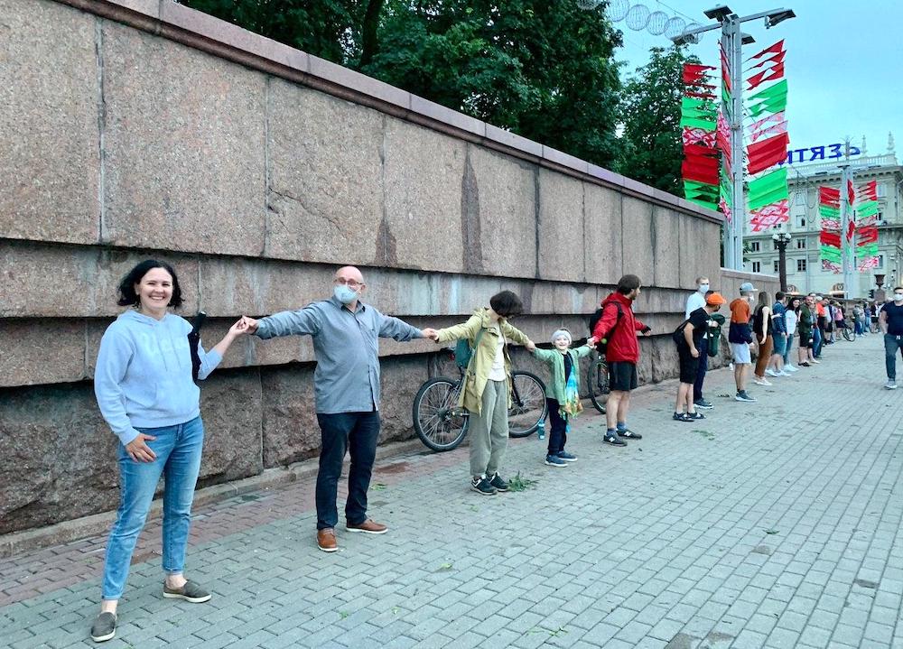 Пикет солидарности в Минске растянулся до площади Независимости