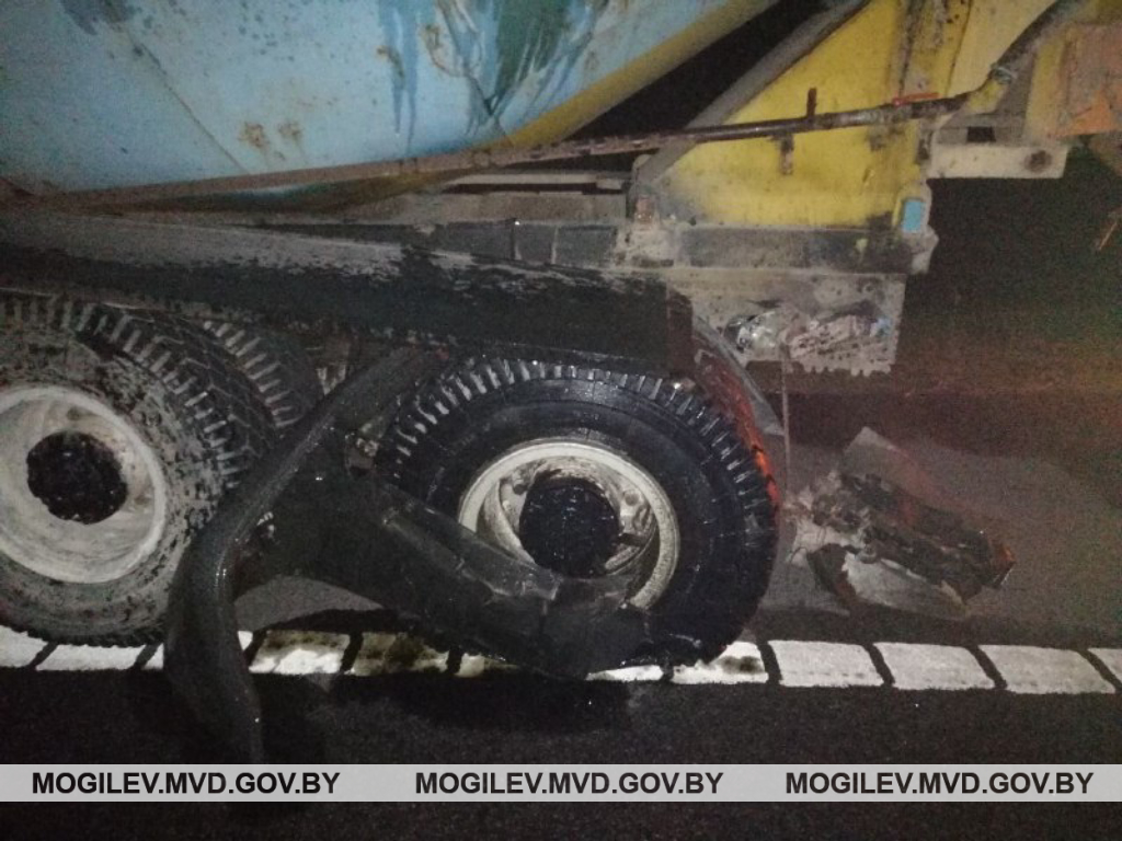 Микроавтобус влетел в бетономешалку на дороге Минск-Гомель