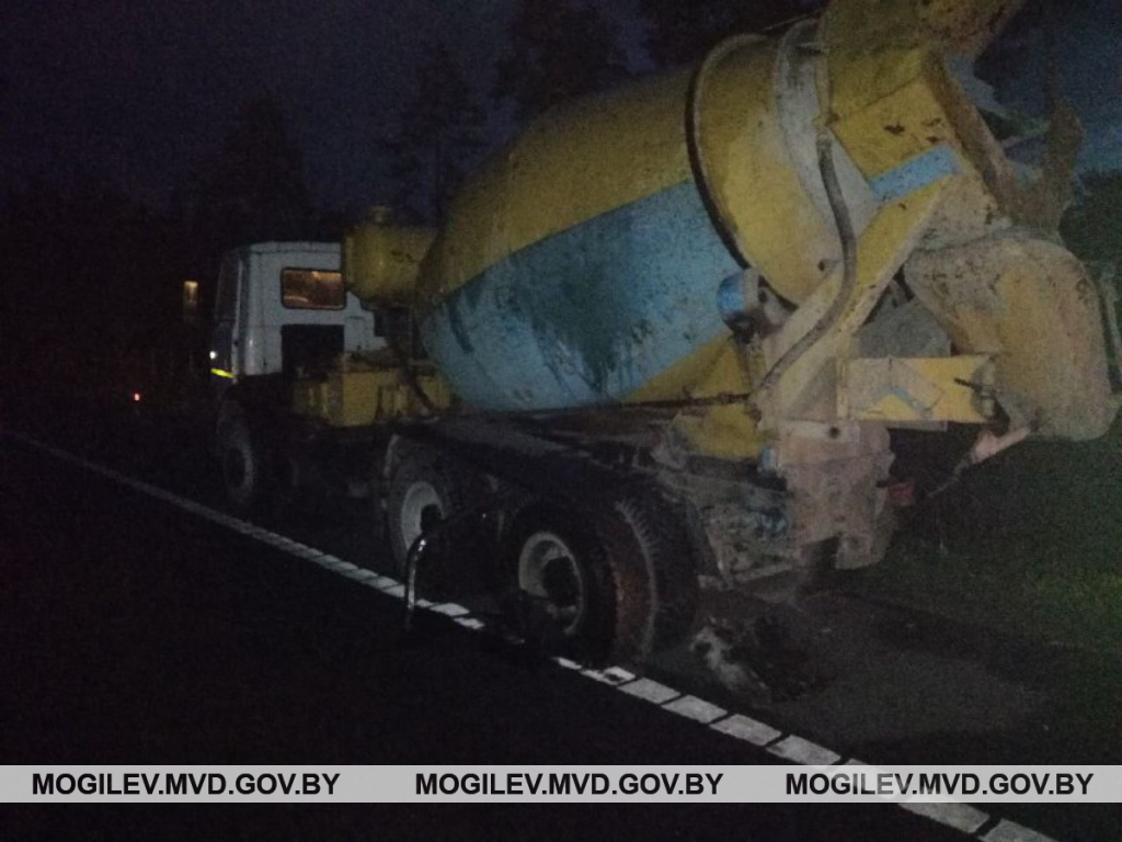 Микроавтобус влетел в бетономешалку на дороге Минск-Гомель