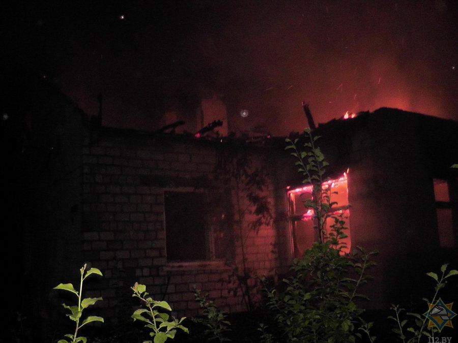 На пожаре под Светлогорском сосед спас женщину с детьми