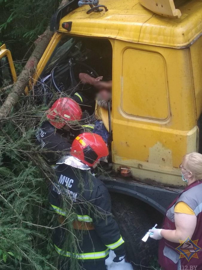Спасатели деблокировали людей из грузовика, съехавшего в кювет