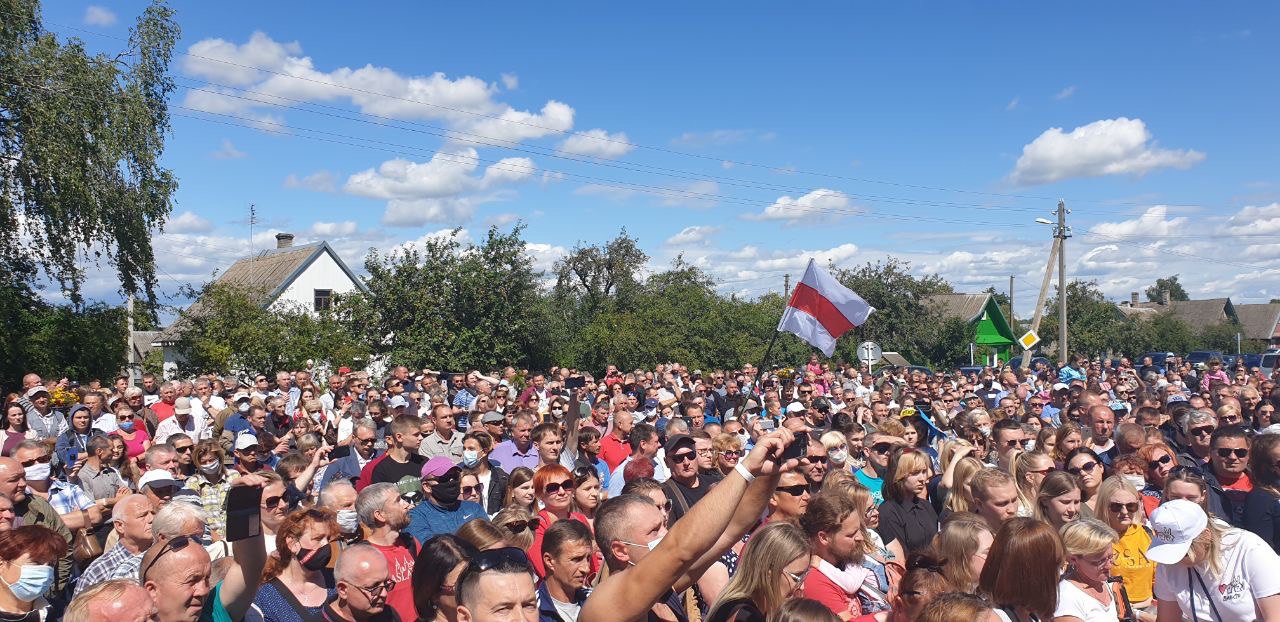 Около тысячи человек пришло на митинг Тихановской в Глубоком
