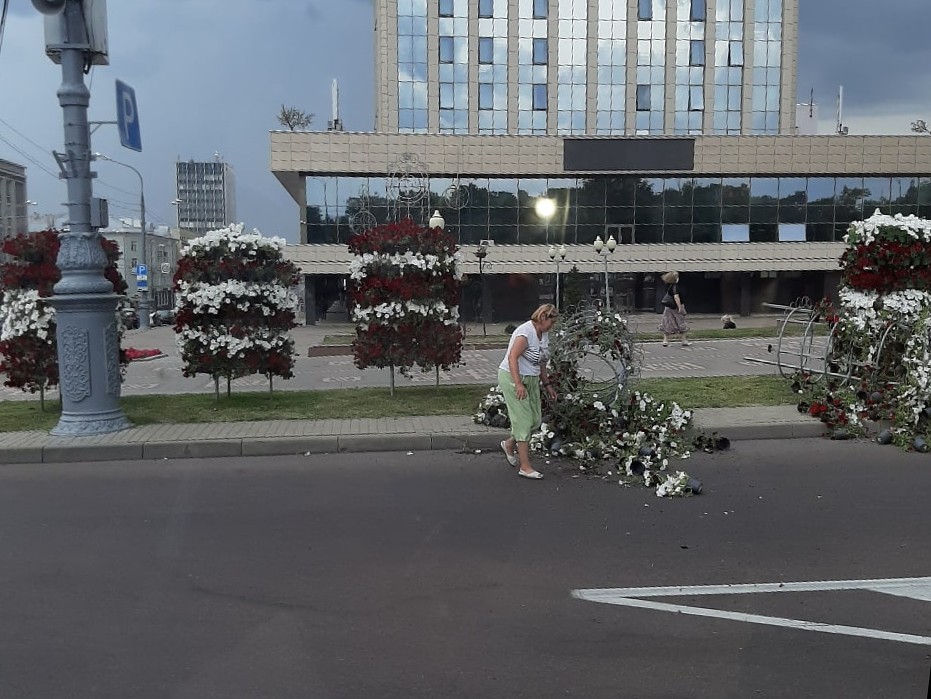 Во время визита Лукашенко в Гомеле рухнули цветочные композиции