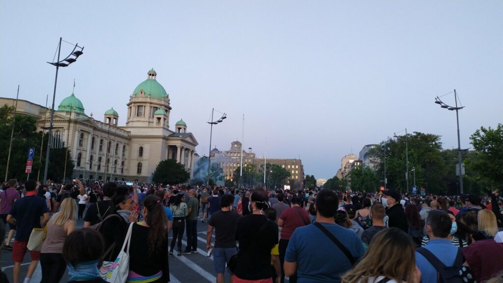 В Сербии протестуют против введения комендантского часа