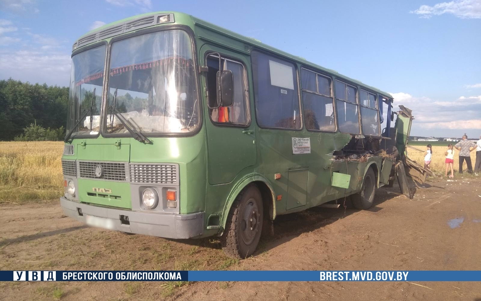 Трактор вспорол бок пассажирскому автобусу в Ивановском районе