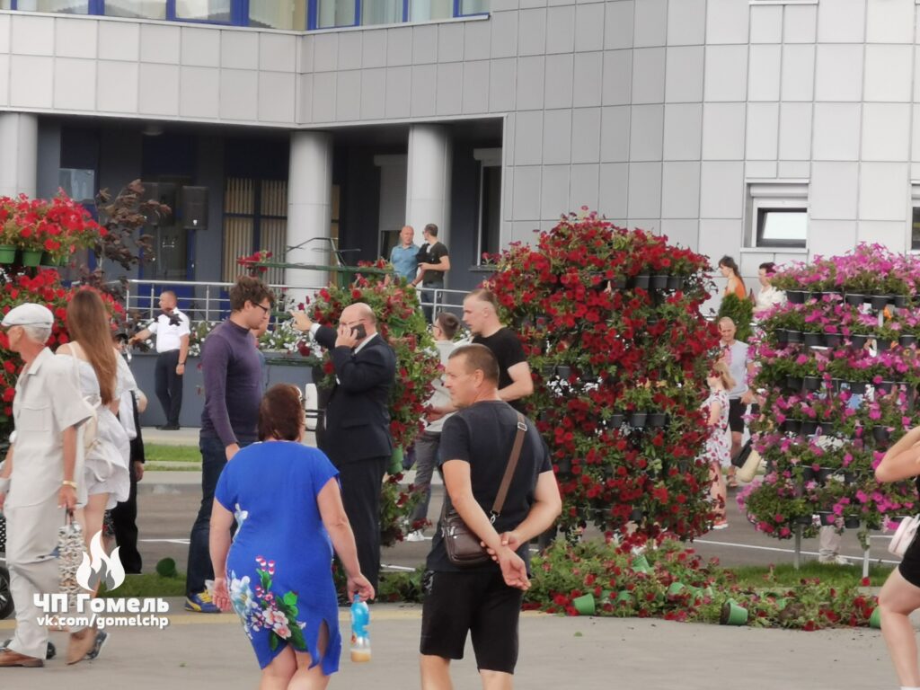 Во время визита Лукашенко в Гомеле рухнули цветочные композиции