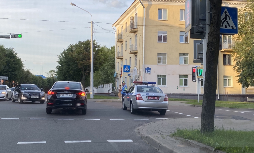 В Минске ОМОН задерживает людей на акциях протеста