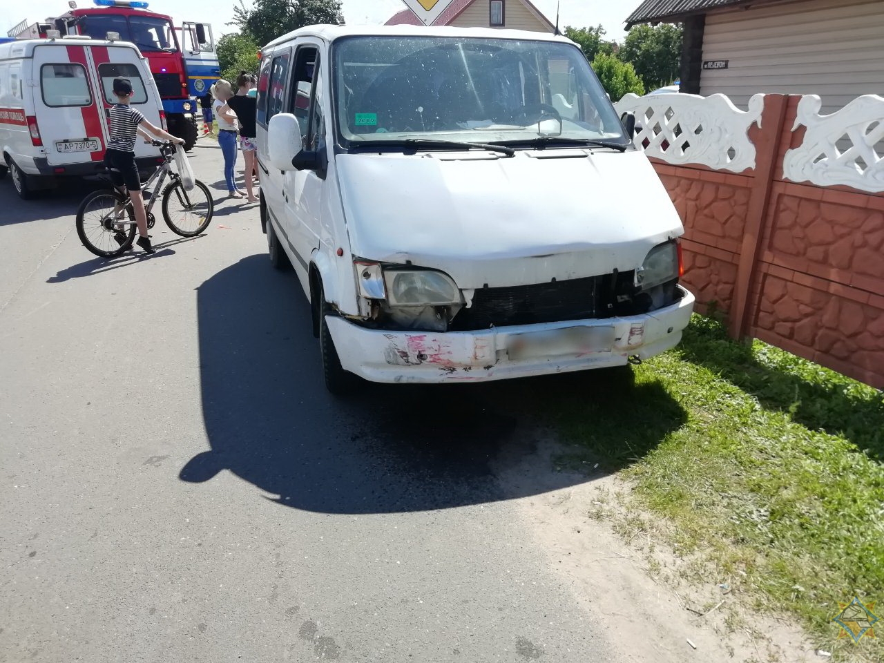 Легковушка врезалась в дом после столкновения с микроавтобусом в Любани
