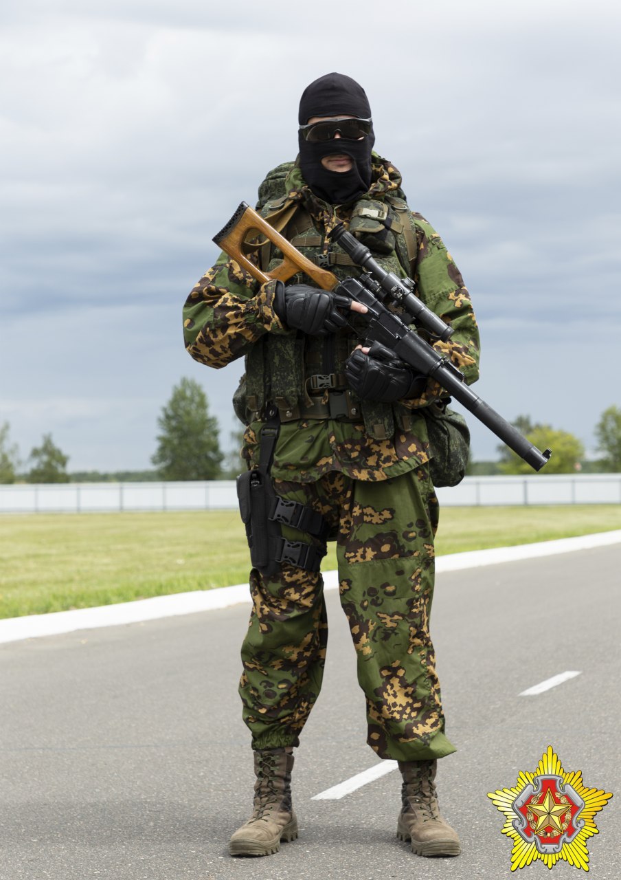 Фотофакт: спецназ показал Лукашенко форму и оружие