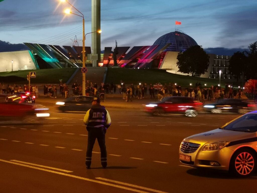 В Минске ОМОН задерживает людей на акциях протеста