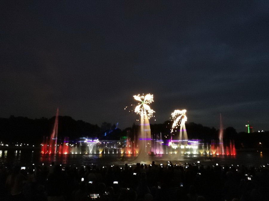 Видеофакт: Лукашенко и Греф открыли в Минске светомузыкальный фонтан
