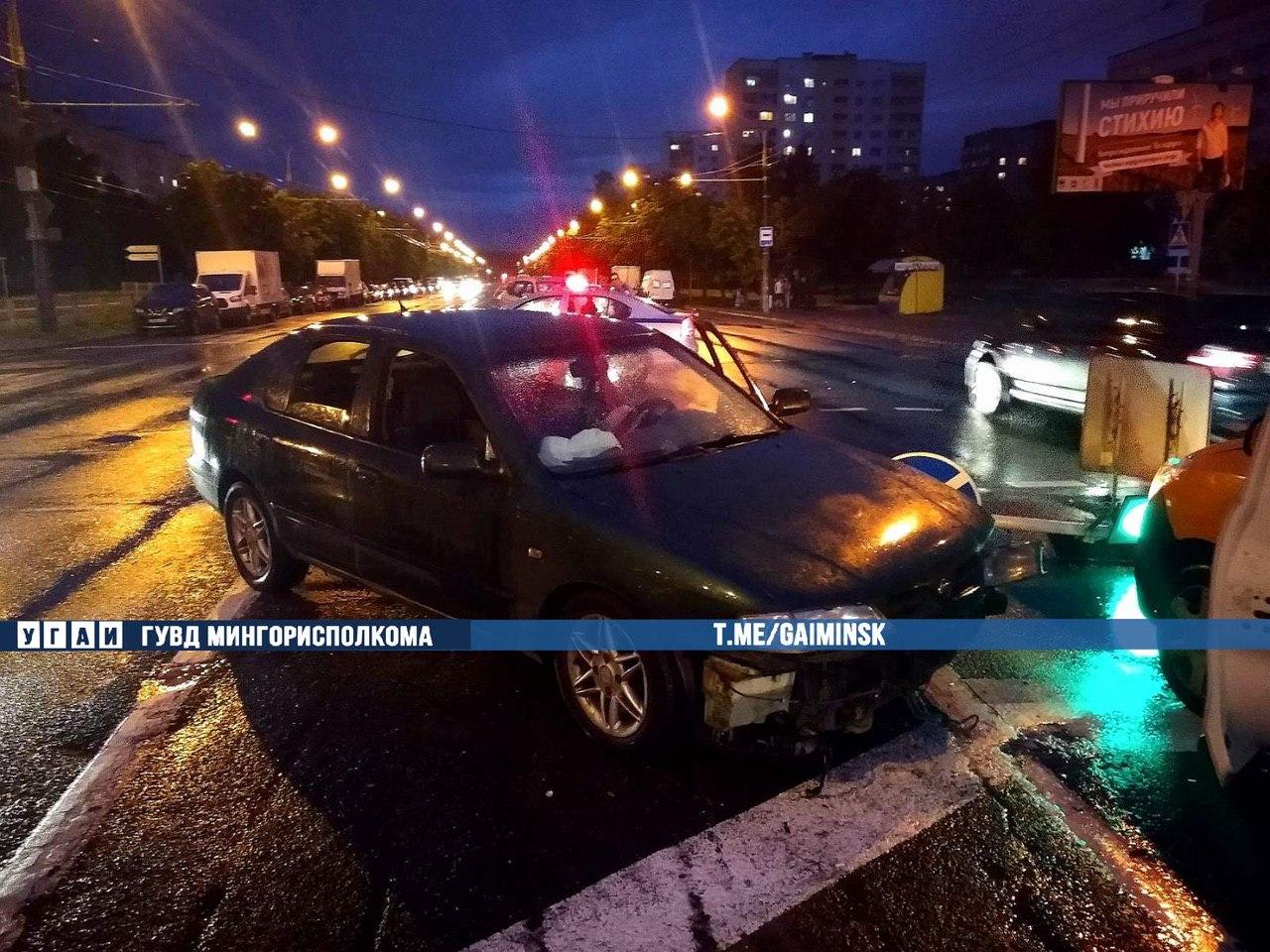 Пьяный водитель ушел в занос и сбил два светофора в Минске