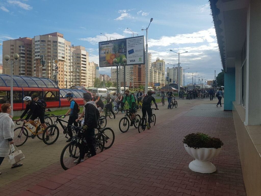 В Минске ОМОН задерживает людей на акциях протеста