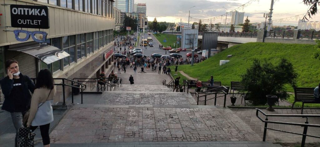 В Минске ОМОН задерживает людей на акциях протеста