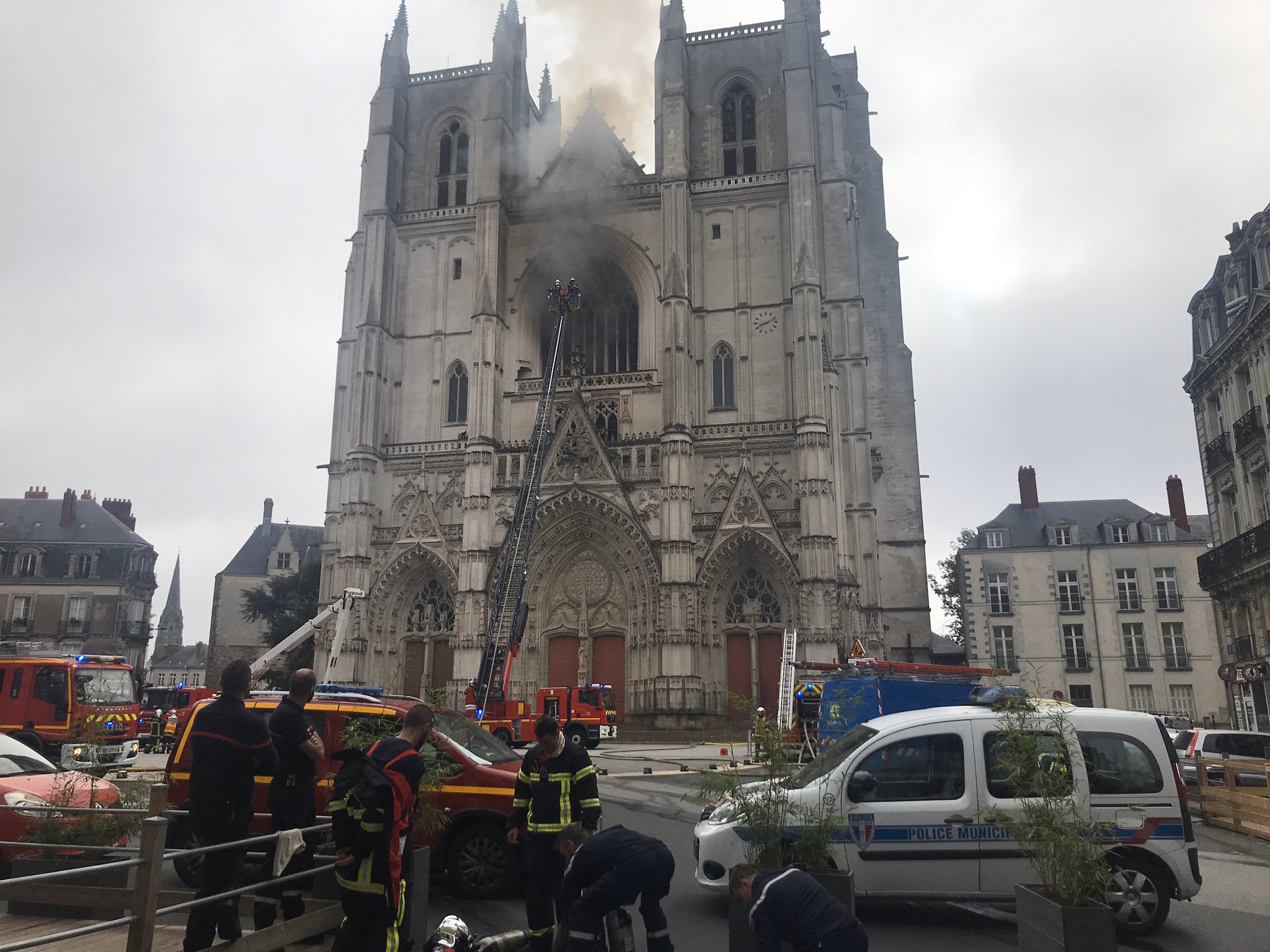 Готический собор горит во французском Нанте