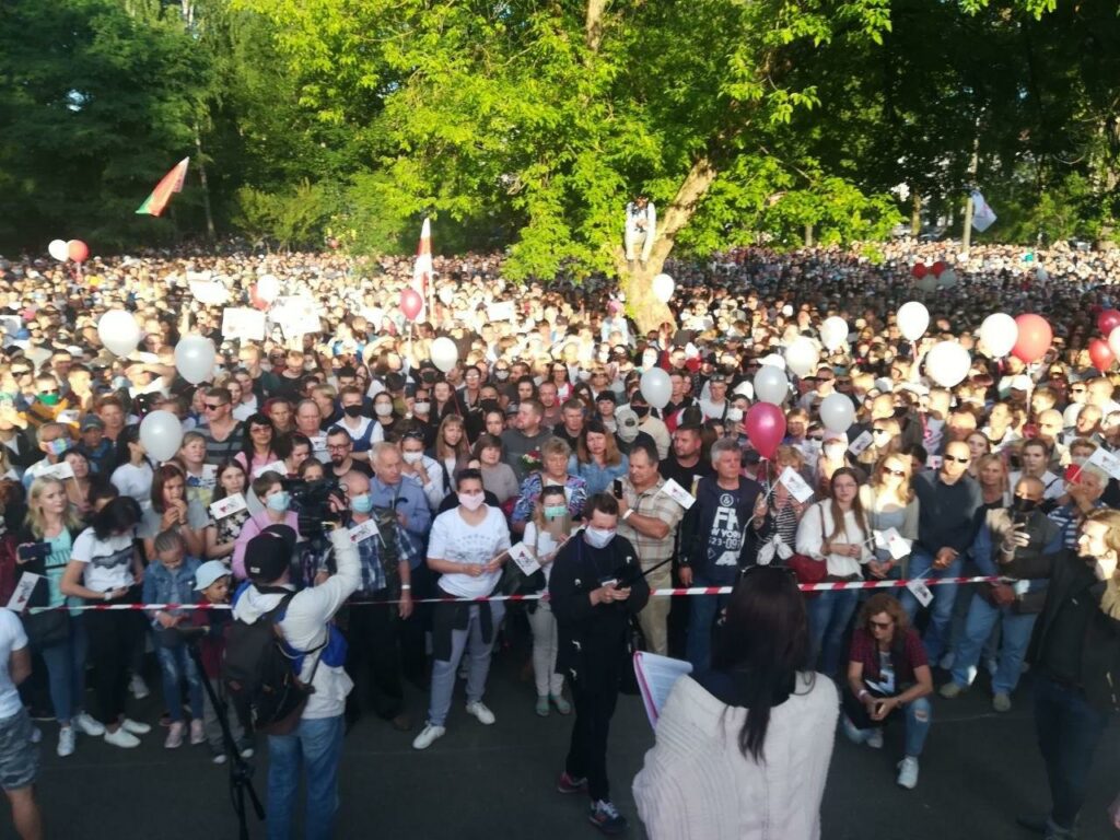 Тысячи людей пришли на встречу с Тихановской в Витебске