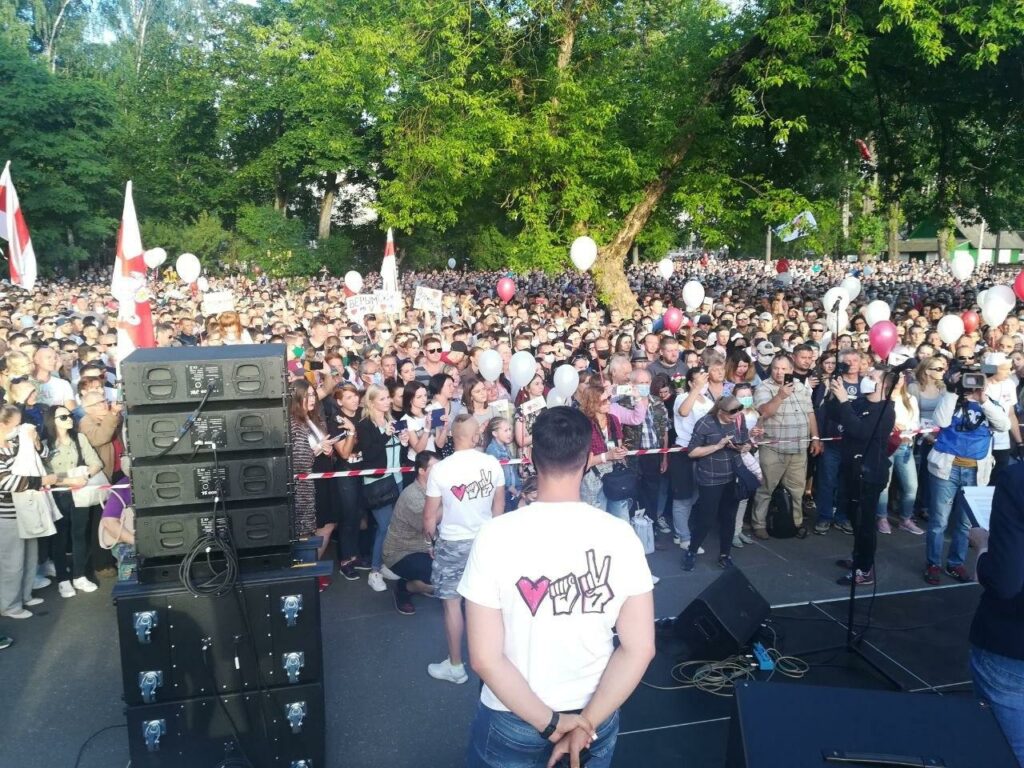 Тысячи людей пришли на встречу с Тихановской в Витебске