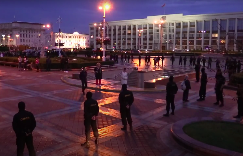 На площади Независимости в Минске начались задержания