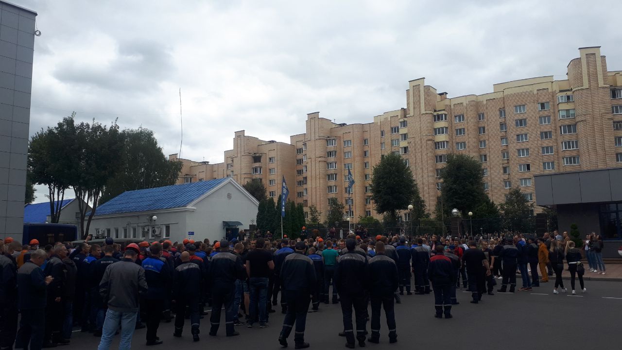 Сотни работников БЕЛАЗа вышли с требованием честных выборов