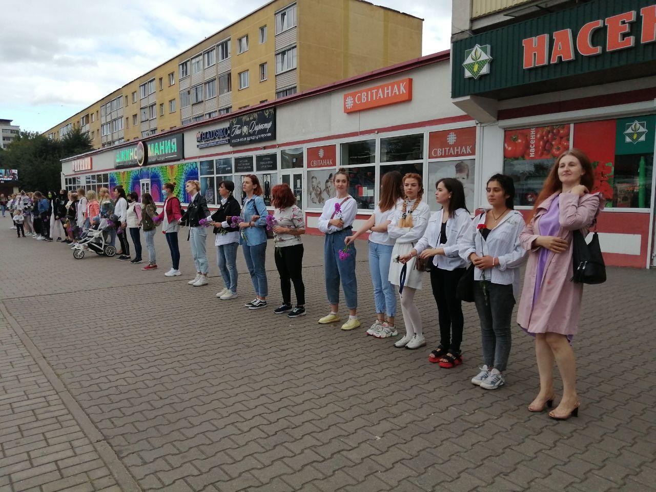 Люди выходят на стихийные акции солидарности по всей Беларуси