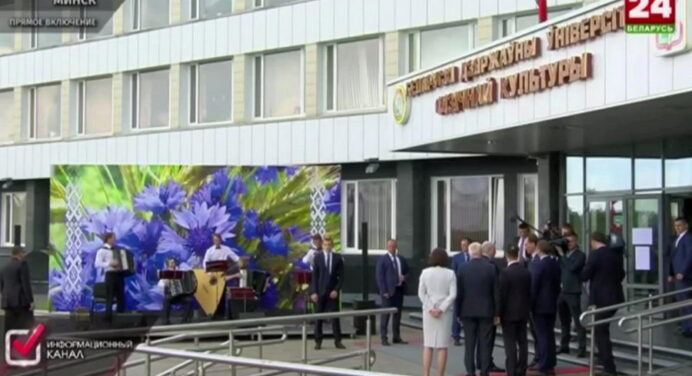 Лукашенко приехал на избирательный участок под гармошку