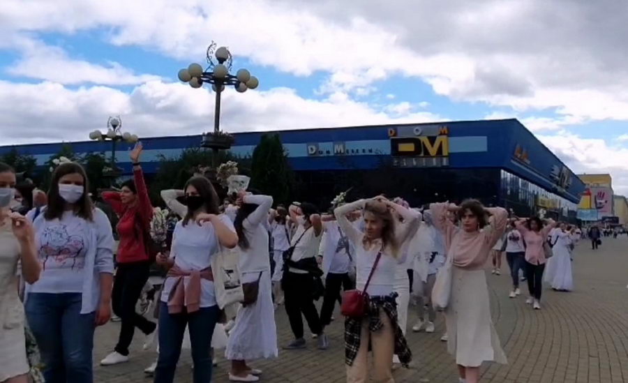 В Минске женщины в белом вышли с призывом прекратить насилие