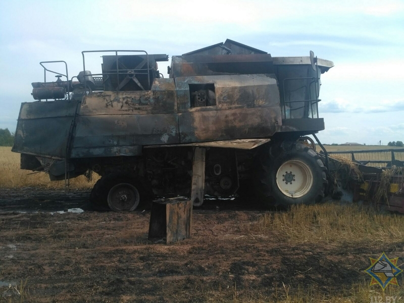 Комбайн сгорел в поле в Глубокском районе