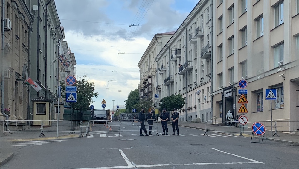 В центре Минска патрули, во дворах спецтехника и милиция