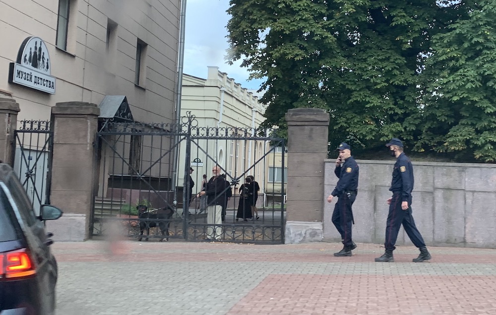 В центре Минска патрули, во дворах спецтехника и милиция