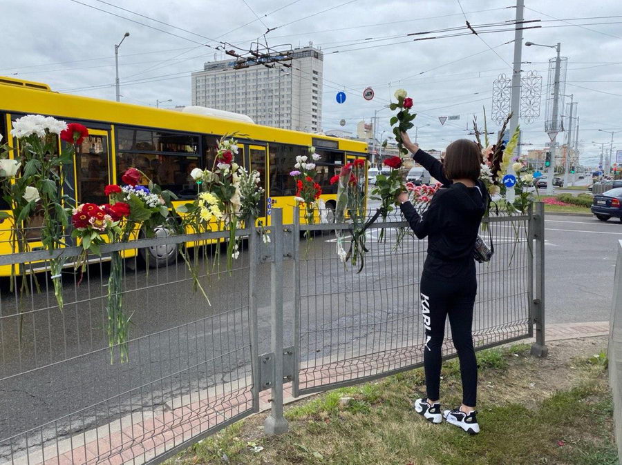 К месту гибели участника протестов в Минске несут цветы