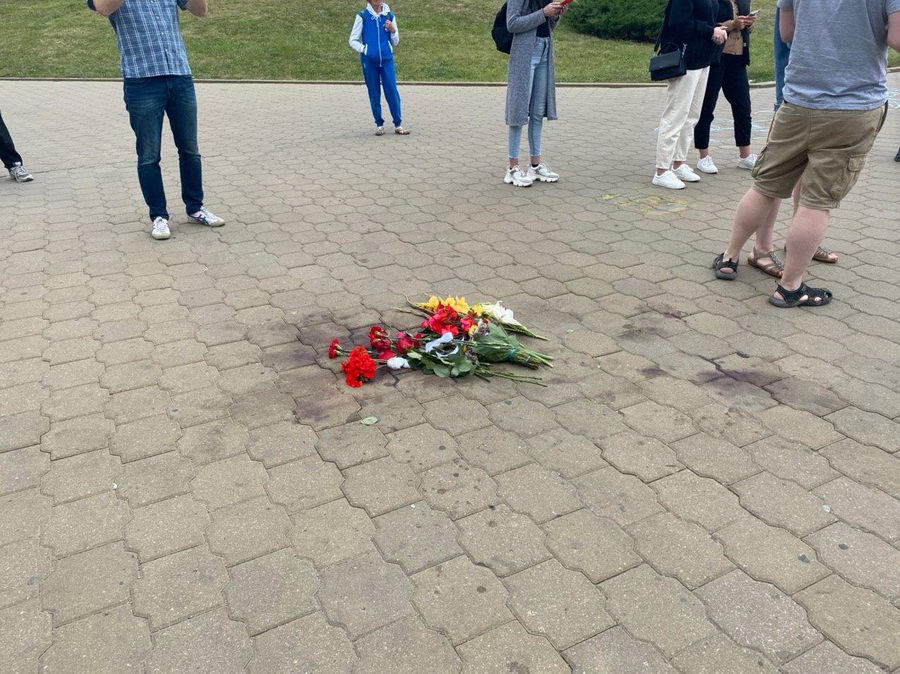 К месту гибели участника протестов в Минске несут цветы