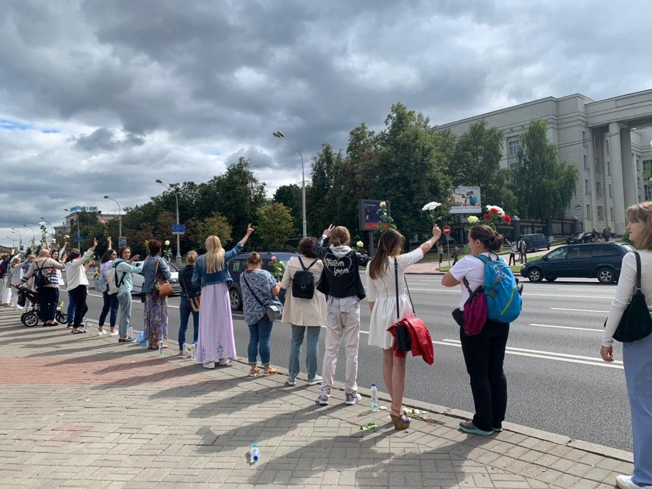 Тысяча женщин вышла на акцию против насилия в Минске