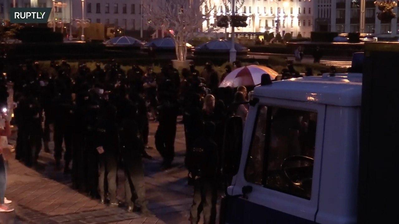 На площади Независимости в Минске начались задержания