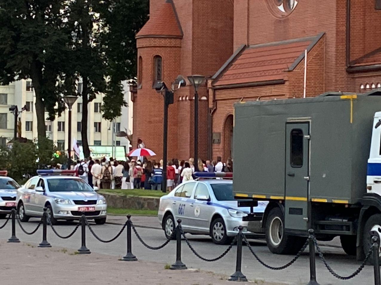 Возле Красного костела собрались протестующие