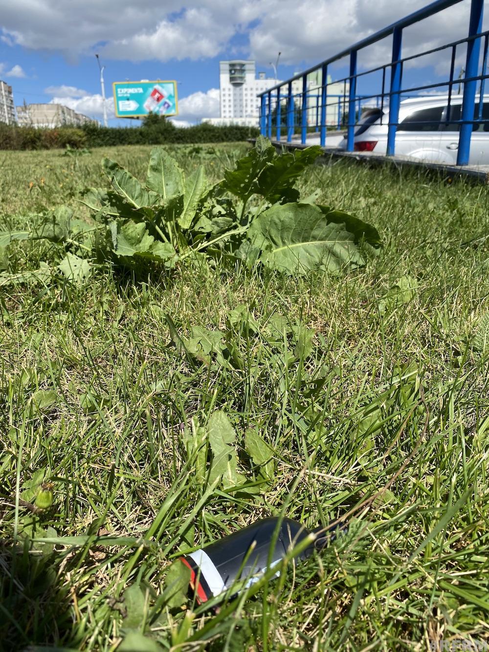 Фотофакт: остатки светошумовых боеприпасов возле "Риги"