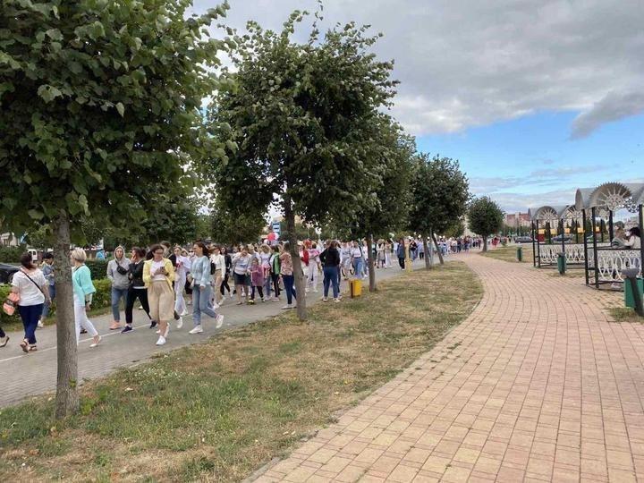 Люди выходят на стихийные акции солидарности по всей Беларуси