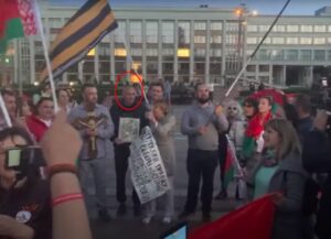 Среди провластных демонстрантов в Минске заметили активиста российского движения SERB