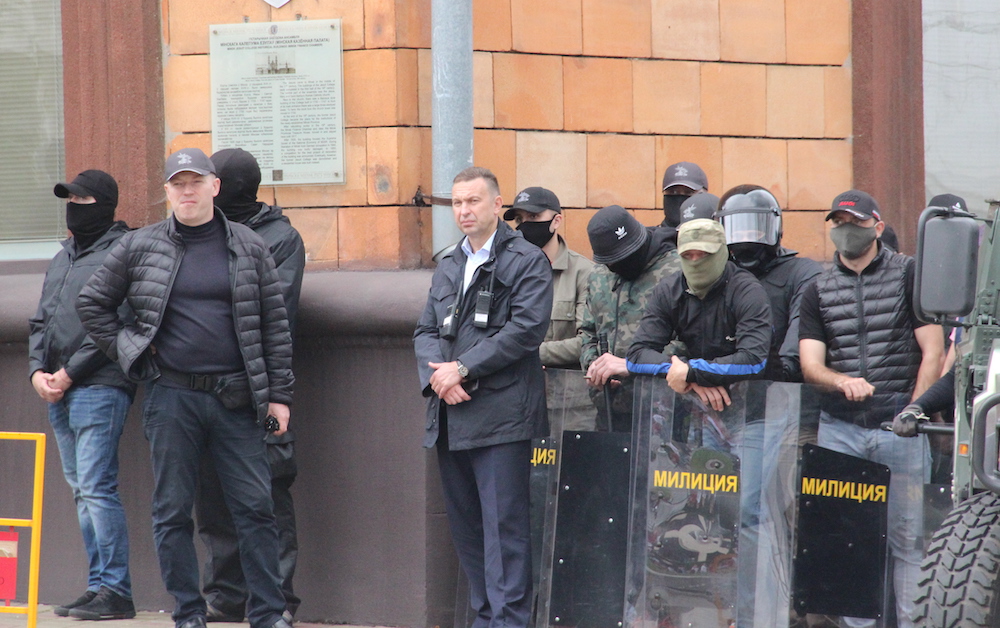 Фотофакт: глава ГУБОПиК на фоне бронемашин