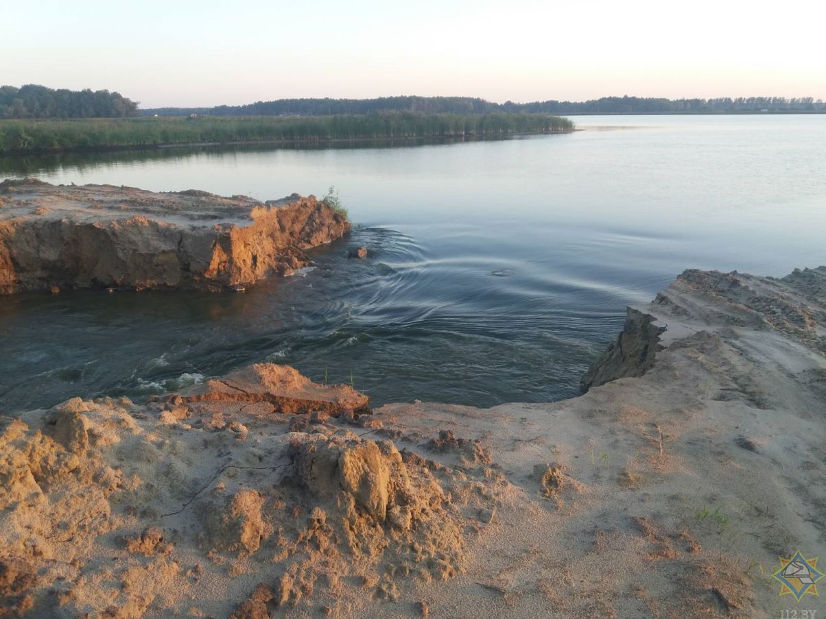 Дамбу водохранилища прорвало в Жабинковском районе