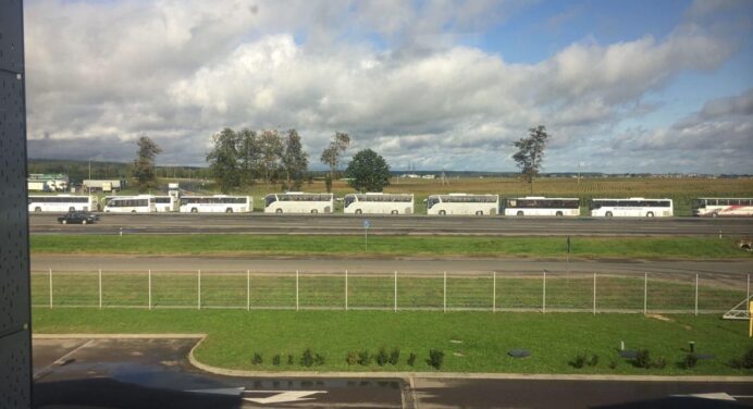 Колонны автобусов съехались в Минск на провластный концерт — видеофакт